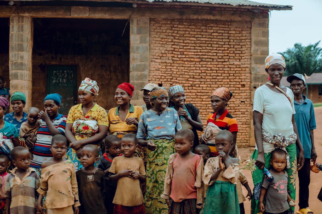 Familles réunies lors d’une action solidaire
