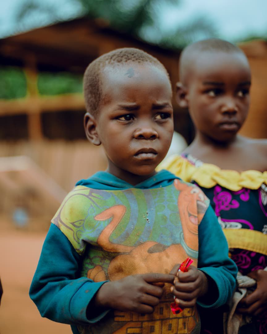 Enfant lors d’une action solidaire au Burundi