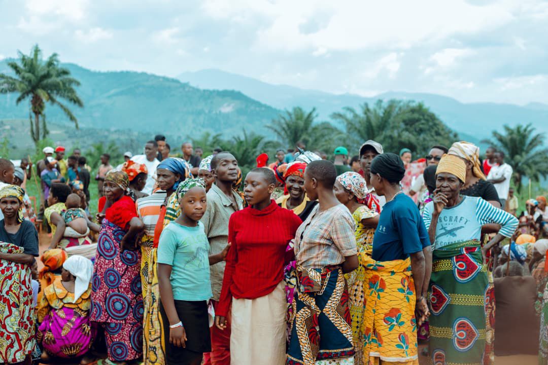 Participants à une action solidaire au Burundi