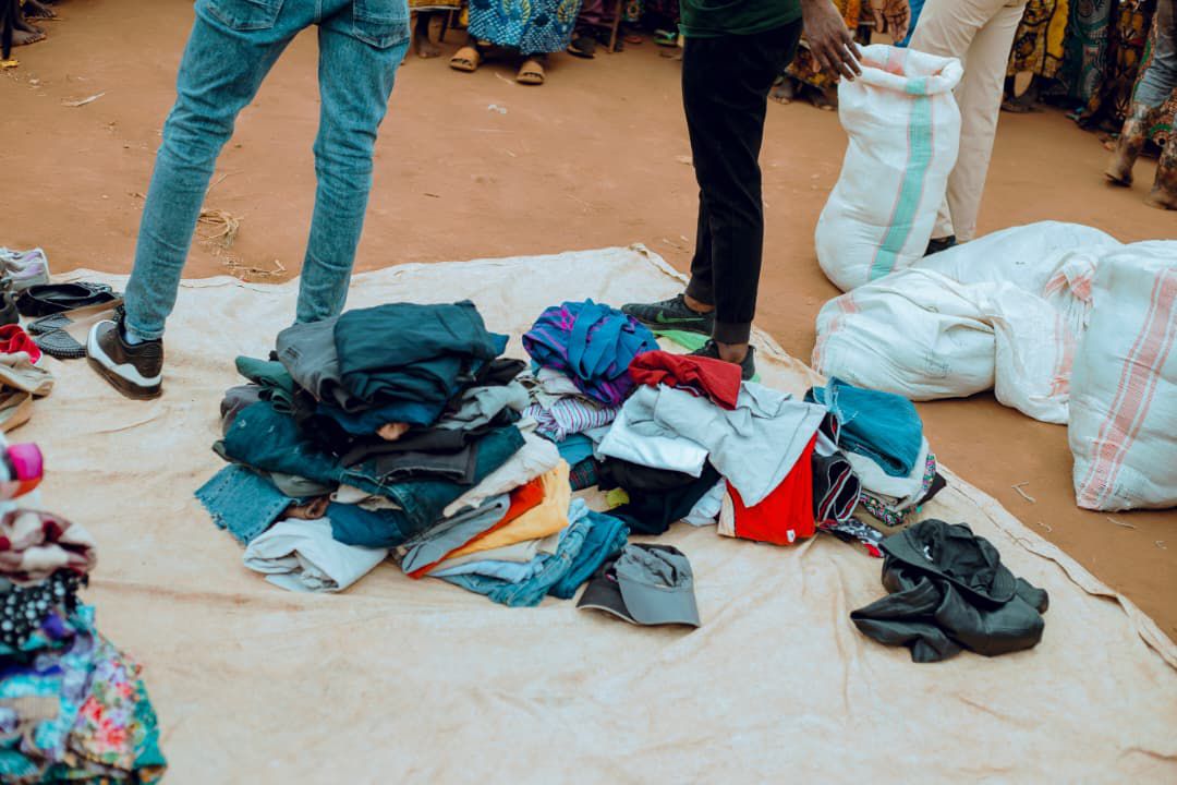Vêtements destinés à une action solidaire